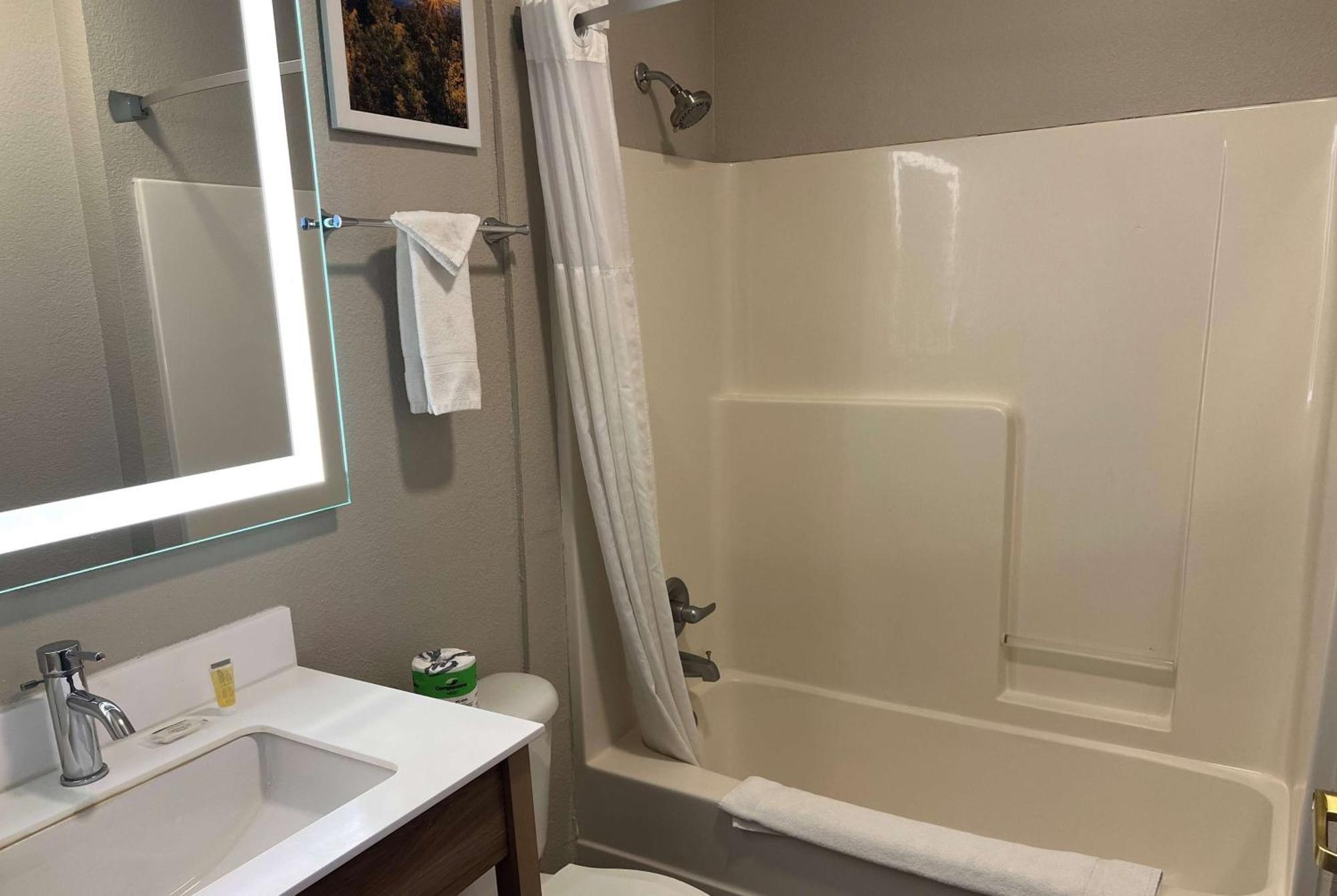 Days Inn By Wyndham Near Kansas Speedway Kansas City Ngoại thất bức ảnh