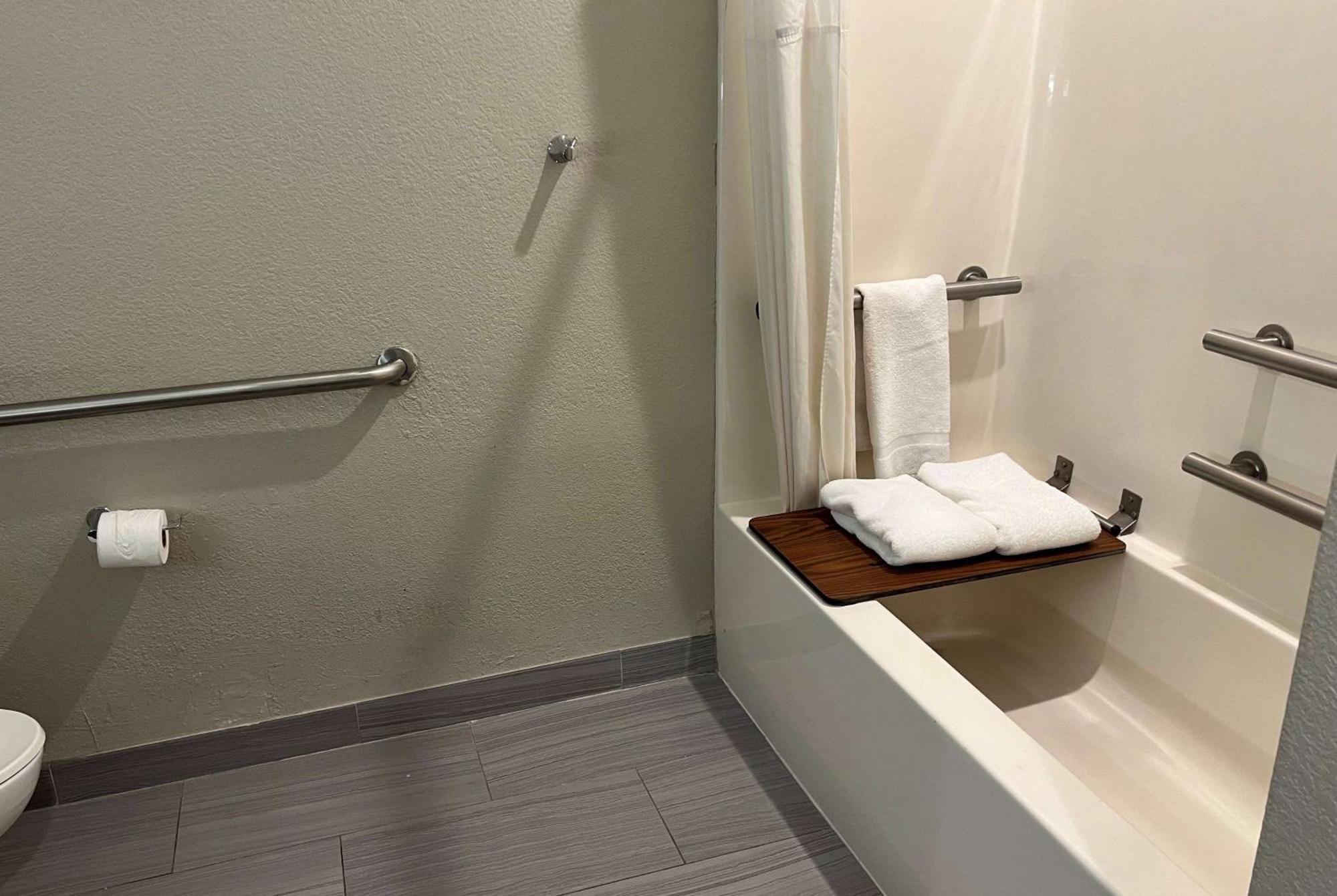 Days Inn By Wyndham Near Kansas Speedway Kansas City Ngoại thất bức ảnh