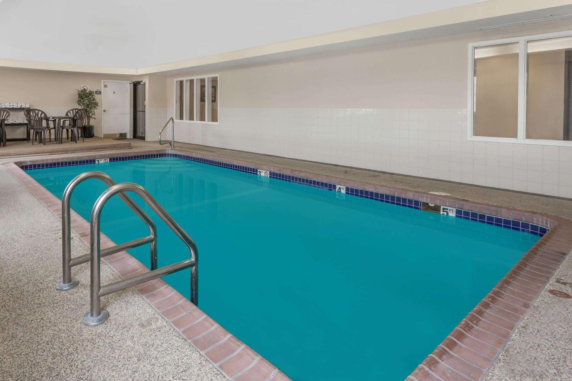 Days Inn By Wyndham Near Kansas Speedway Kansas City Ngoại thất bức ảnh